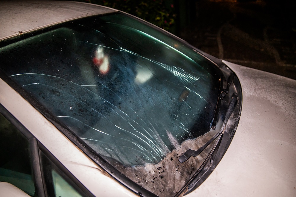 Auto beschadigd door explosie, dader vlucht op fiets