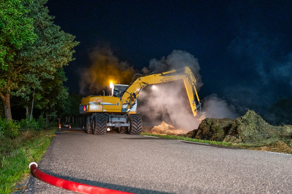 Bult met maaisel vliegt in brand