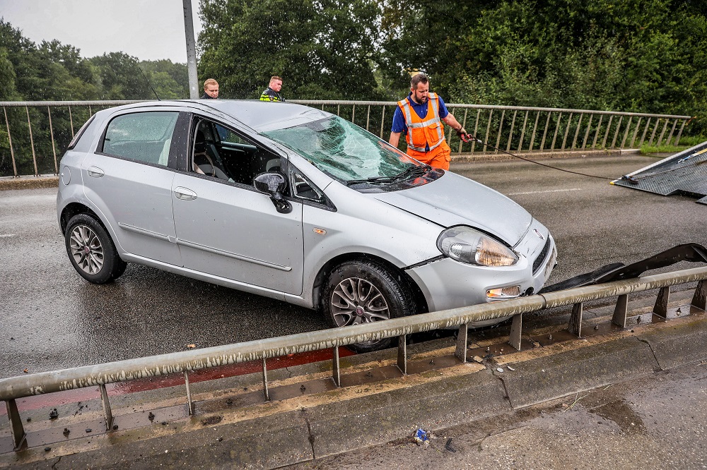 Auto vliegt over de kop op viaduct