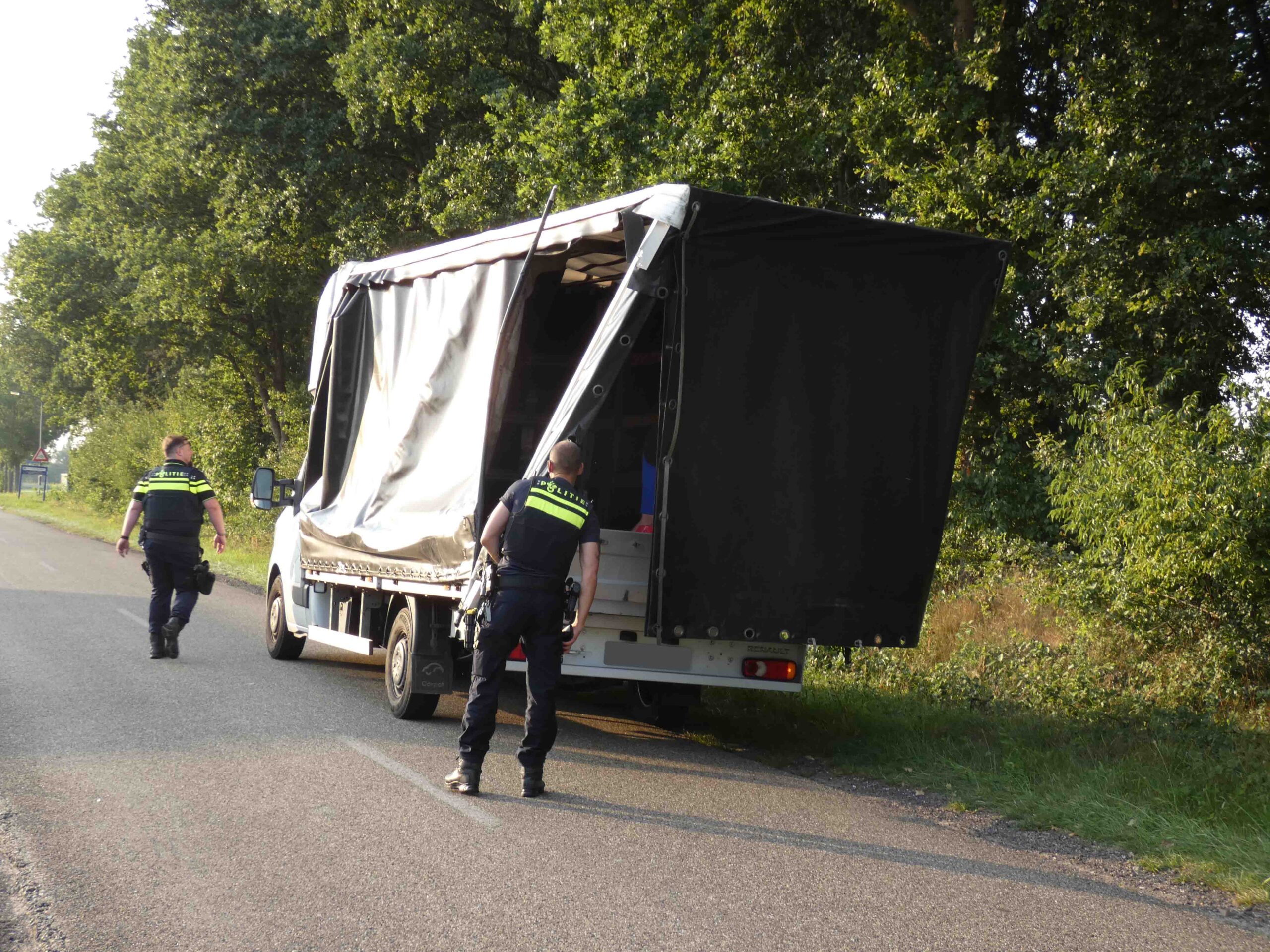 Busje botst tegen spoorviaduct, scootmobielrijder geschrokken