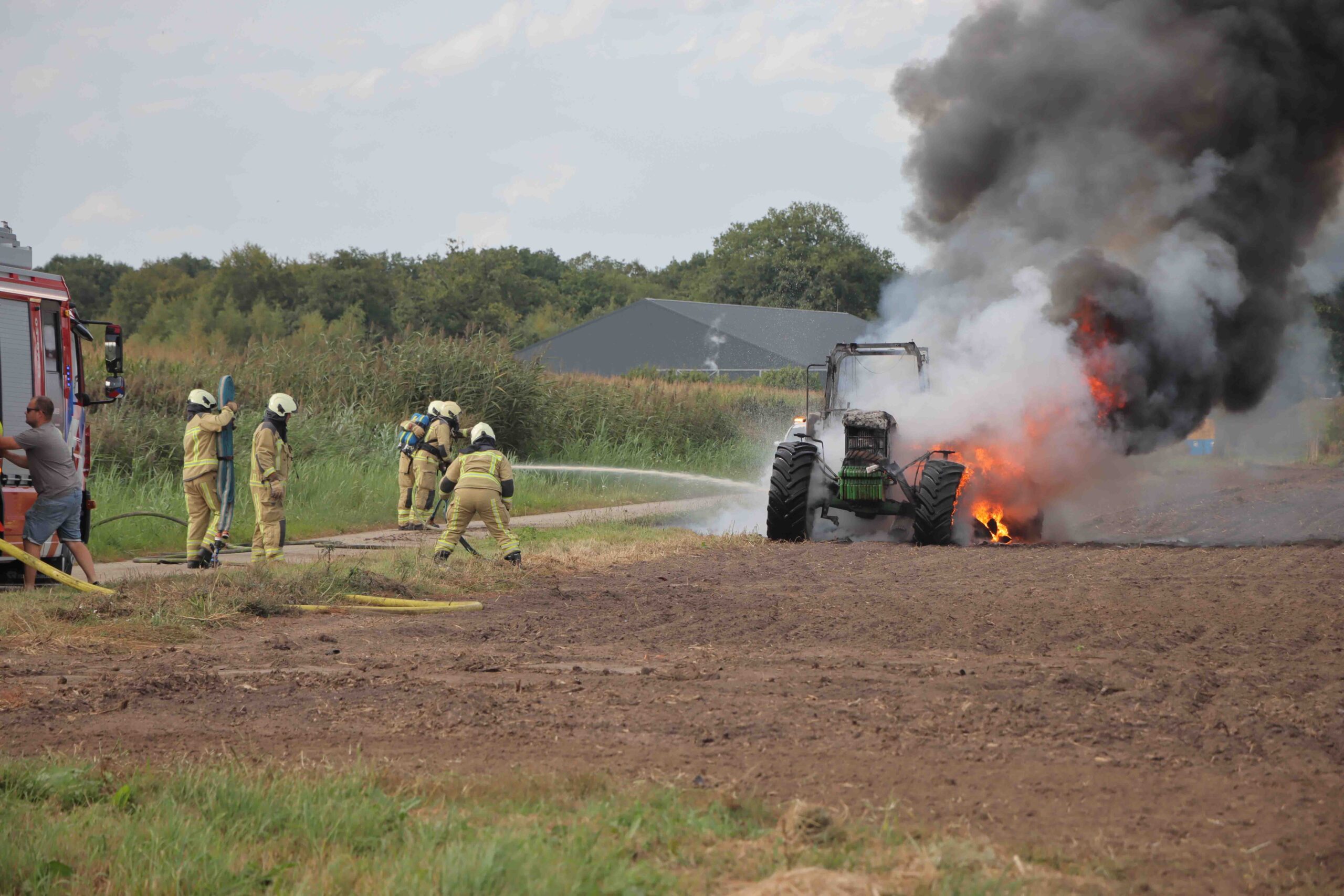 Flinke rookontwikkeling door brandende trekker