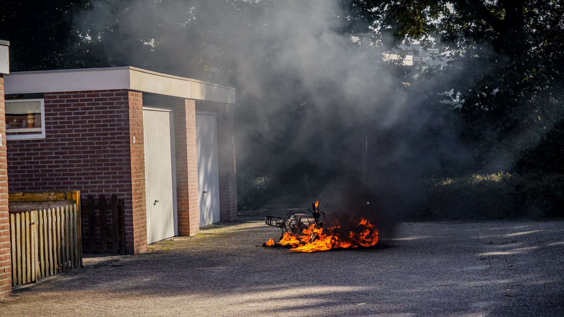 Scooter vat vlam tijdens rit en brandt volledig uit