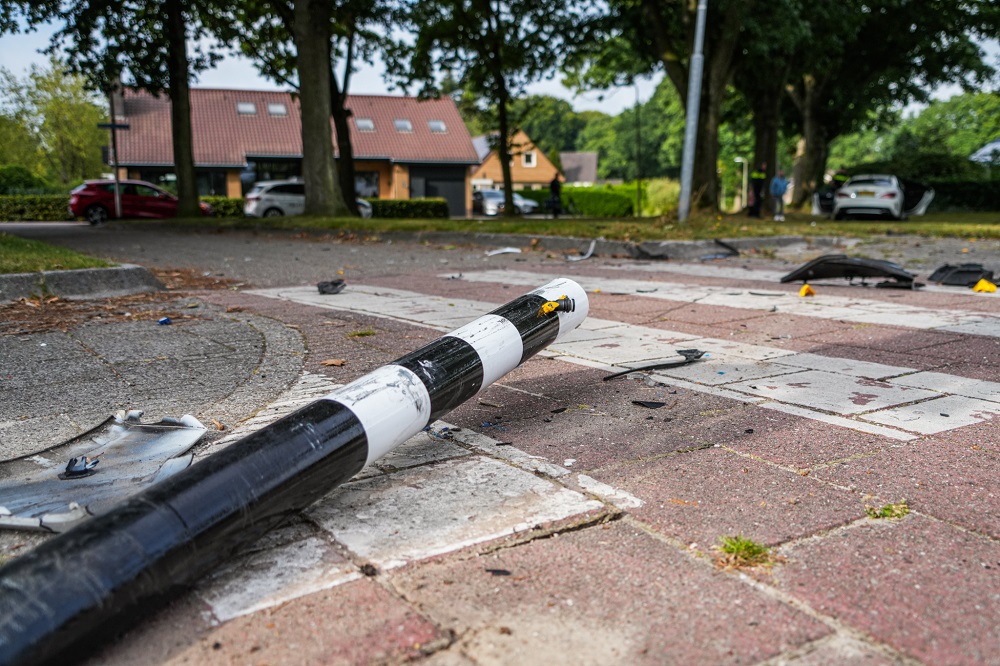 Auto rijdt stoplicht uit de grond