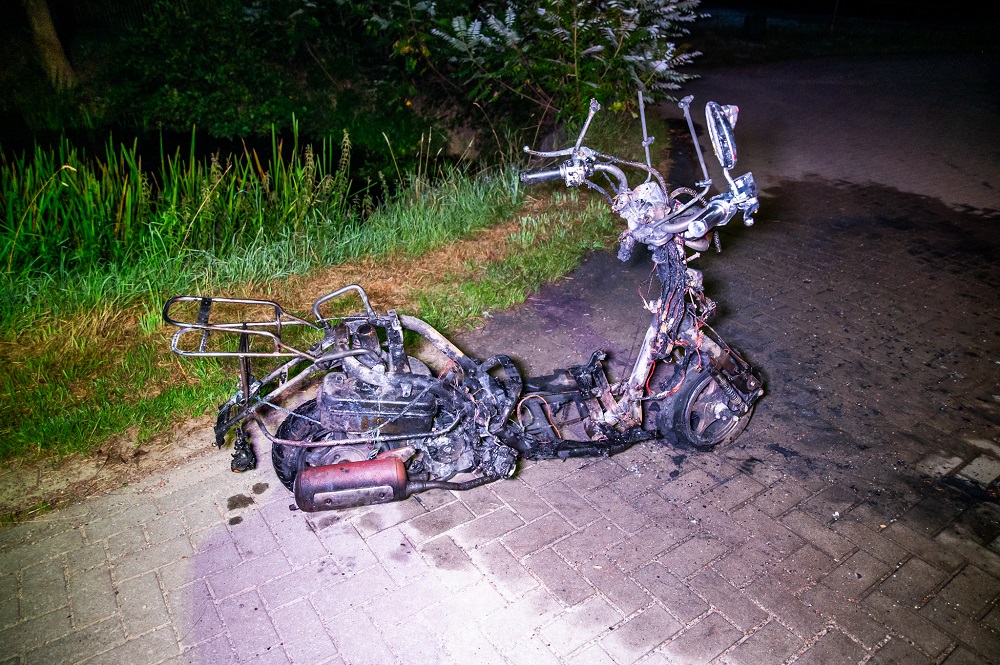 Scooter uitgebrand, politie onderzoekt oorzaak