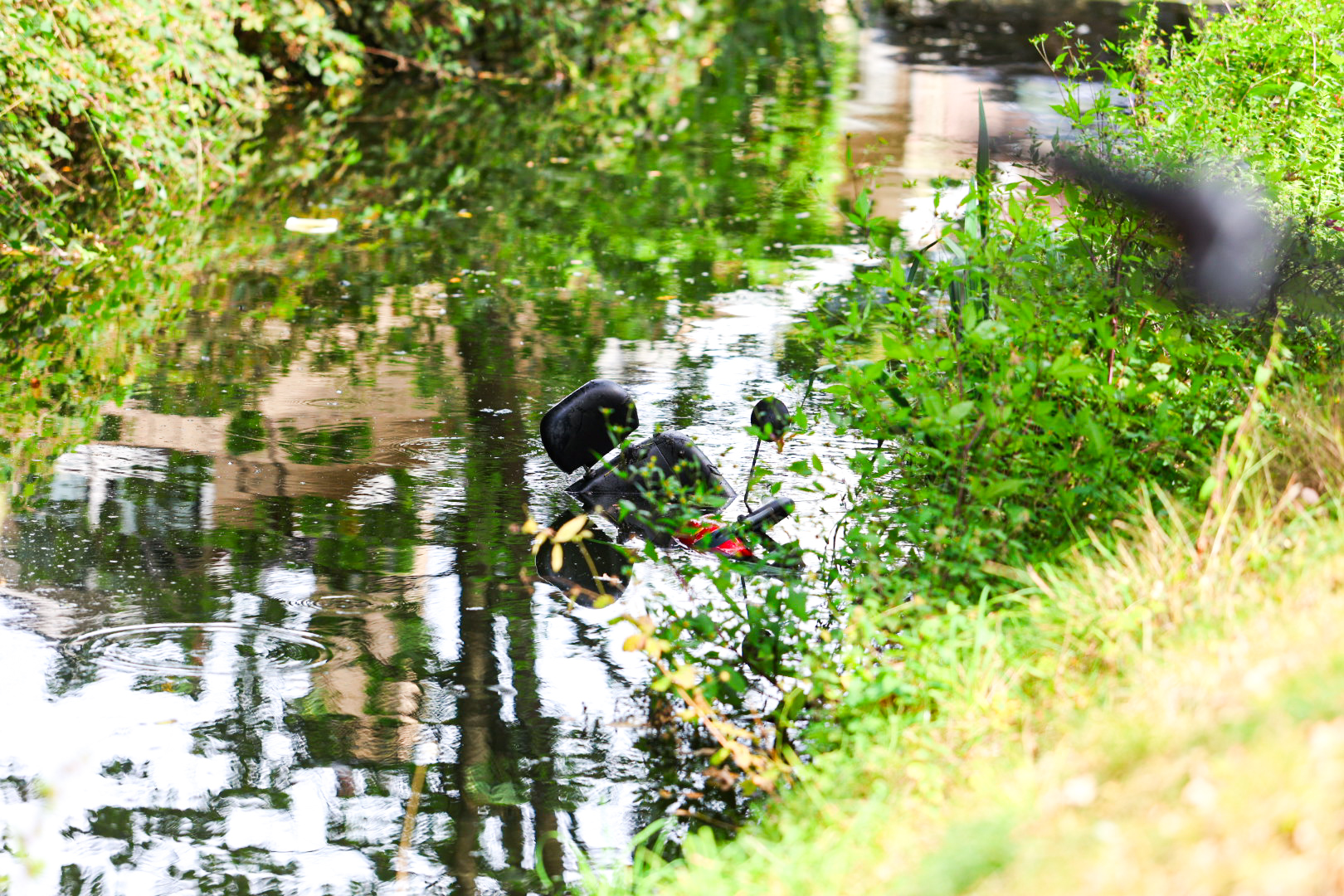 Dochter springt in water om vader in scootmobiel te redden