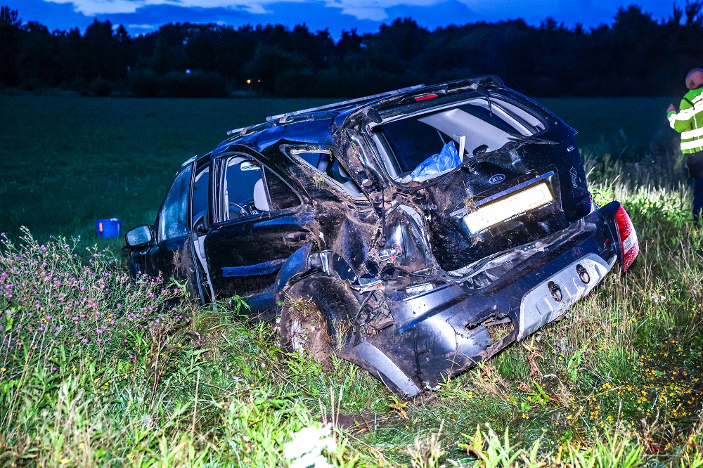Auto slaat over de kop, bestuurder gewond