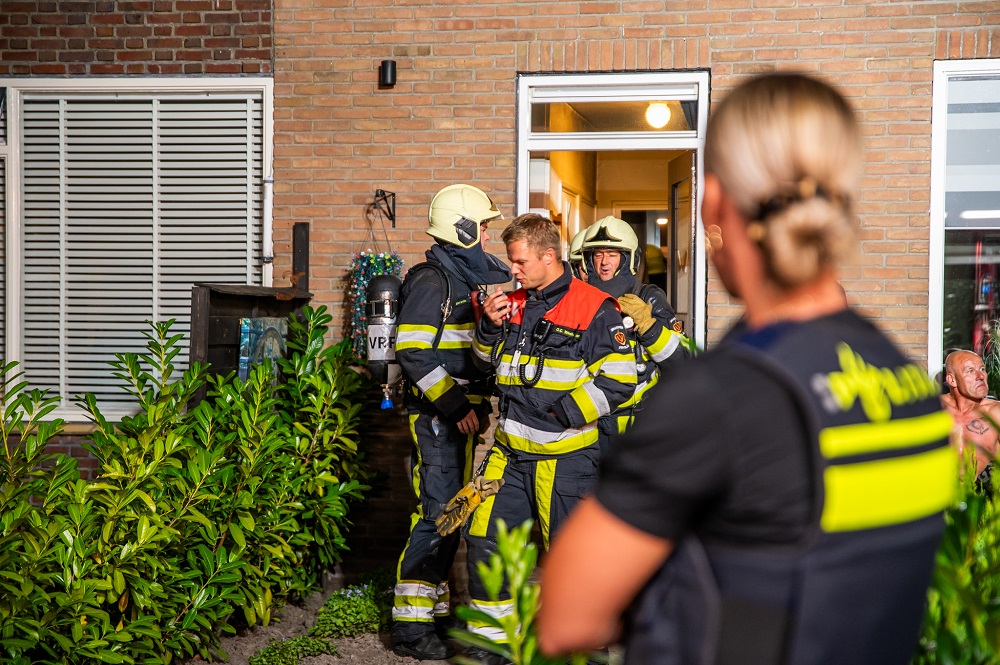 Brand in keuken van woning, bewoner blust zelf brand