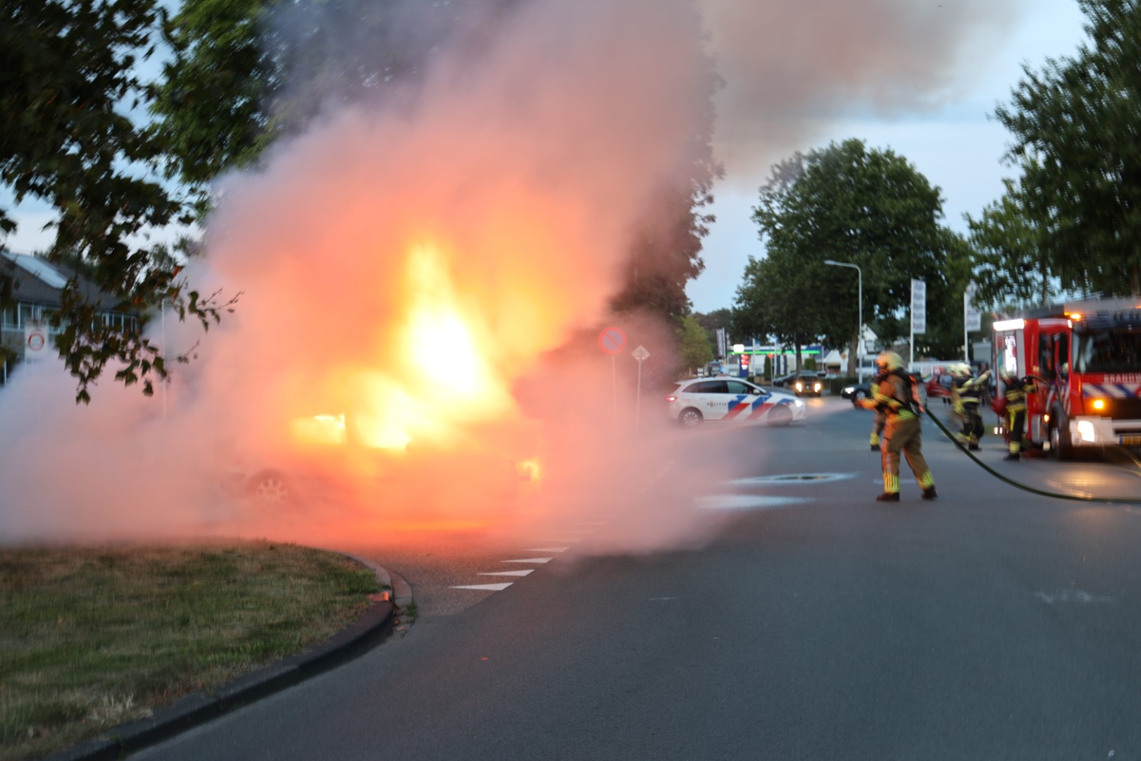 Auto vat vlam tijdens het rijden