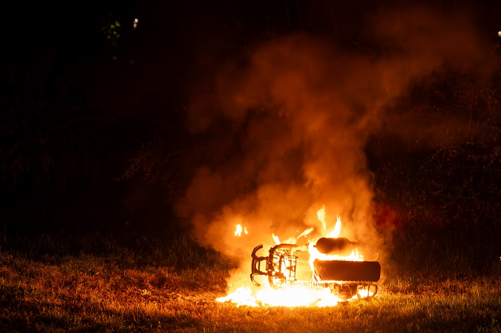 Scooter uitgebrand, politie onderzoekt oorzaak
