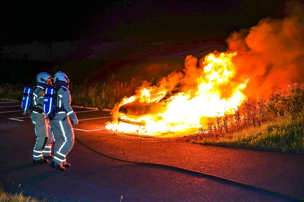 Auto in lichterlaaie op carpoolplaats