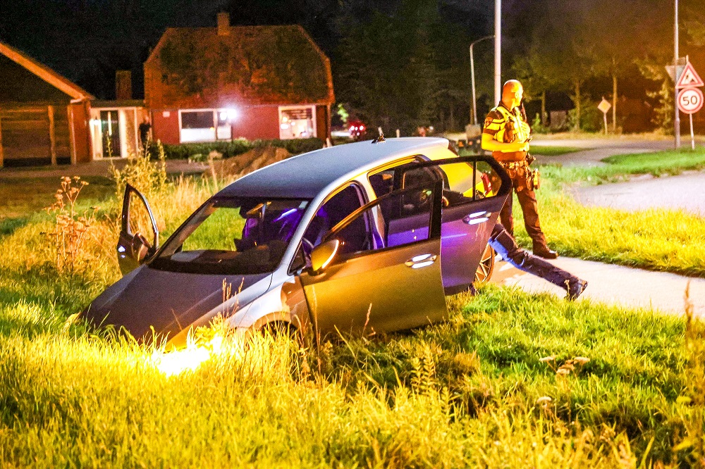 Auto in sloot, inzittenden spoorloos