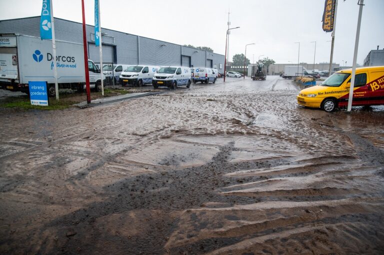 Straat vol modder door gesprongen waterleiding