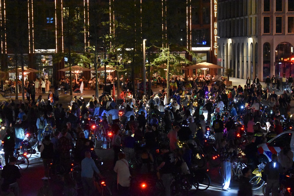 Dolle Mina organiseert avondfietstocht voor veilige straten en nachten