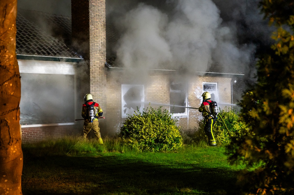 Uitslaande brand verwoest vrijstaande woning, mogelijk brandstichting