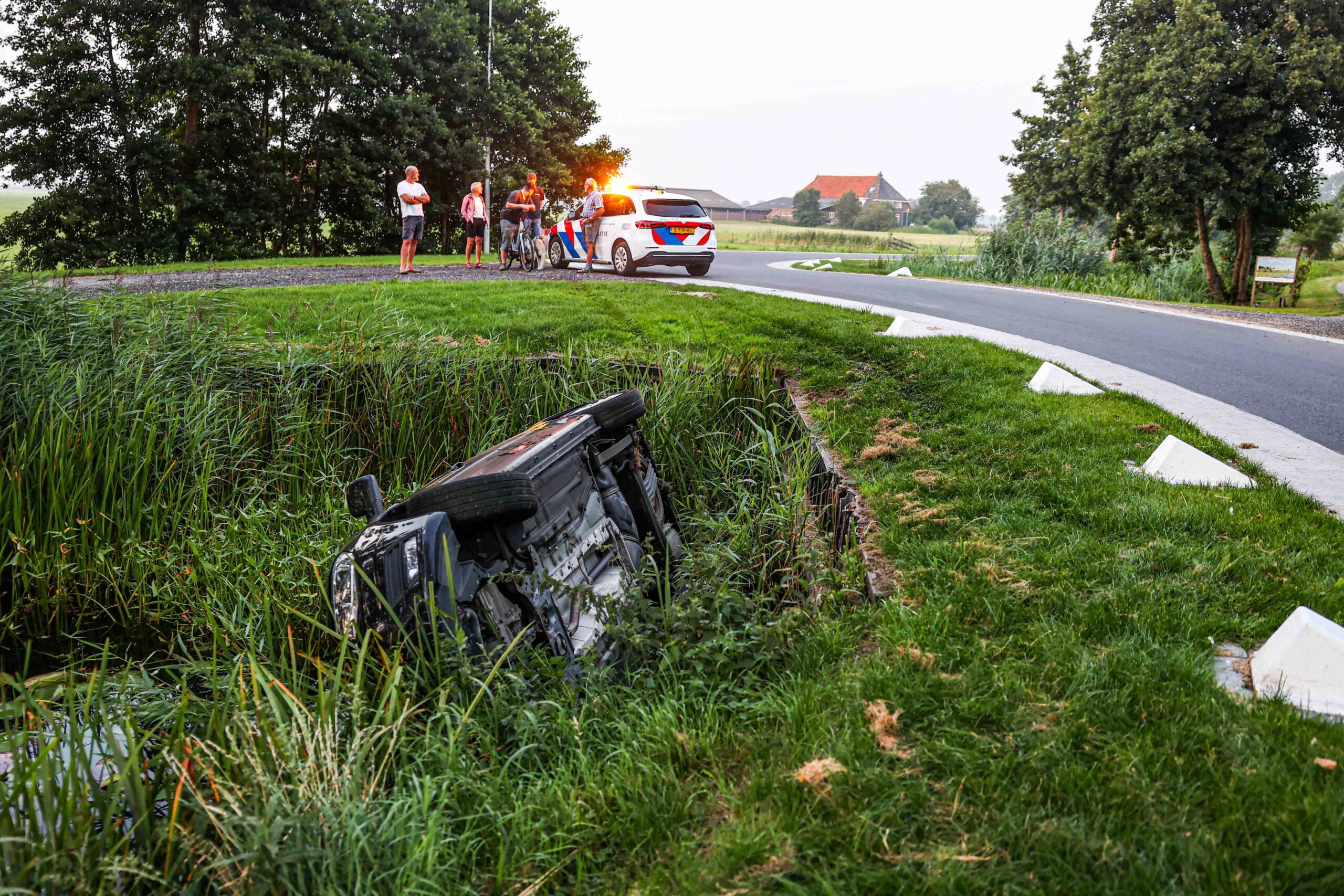 Auto belandt in sloot na missen van bocht
