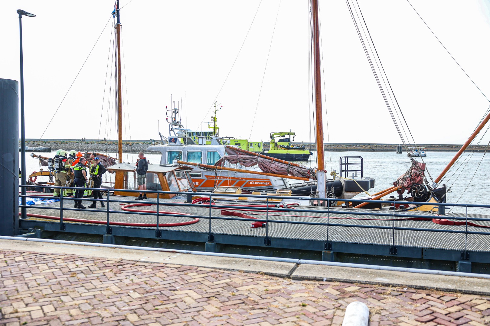 Brand op zeiljacht zorgt voor inzet op het water