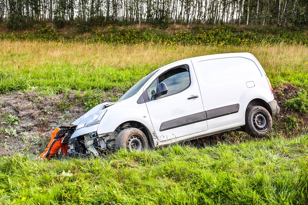 Busje raakt van de weg, bestuurder gewond
