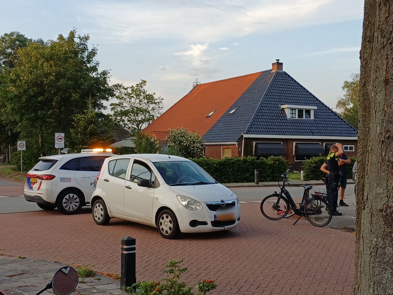 Auto en fietser botsen op kruising