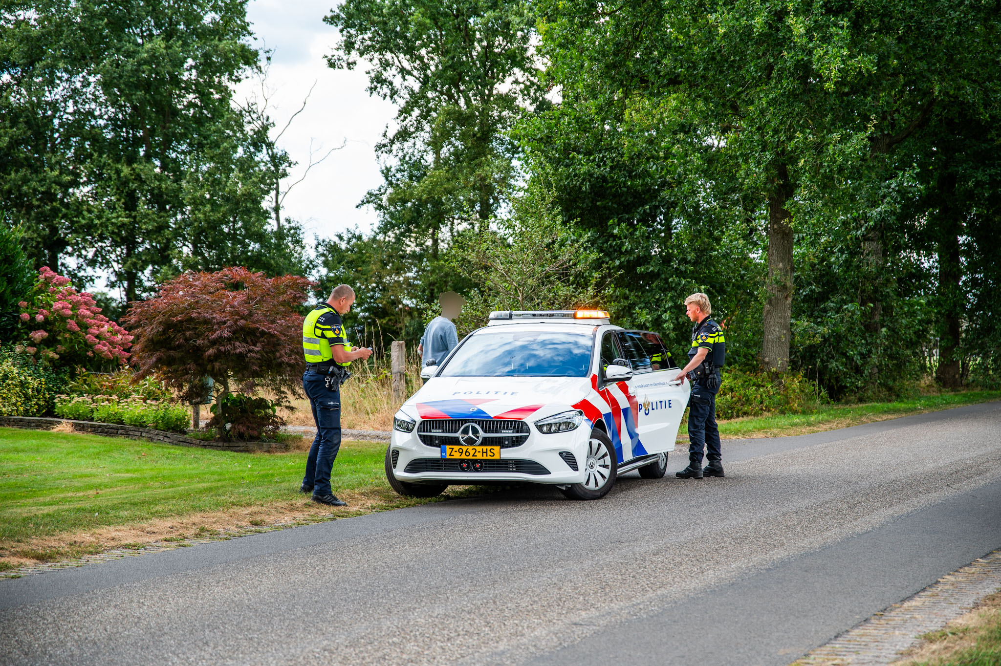 Scooterrijder onderuit na ongeval, vrouw op fiets gewond
