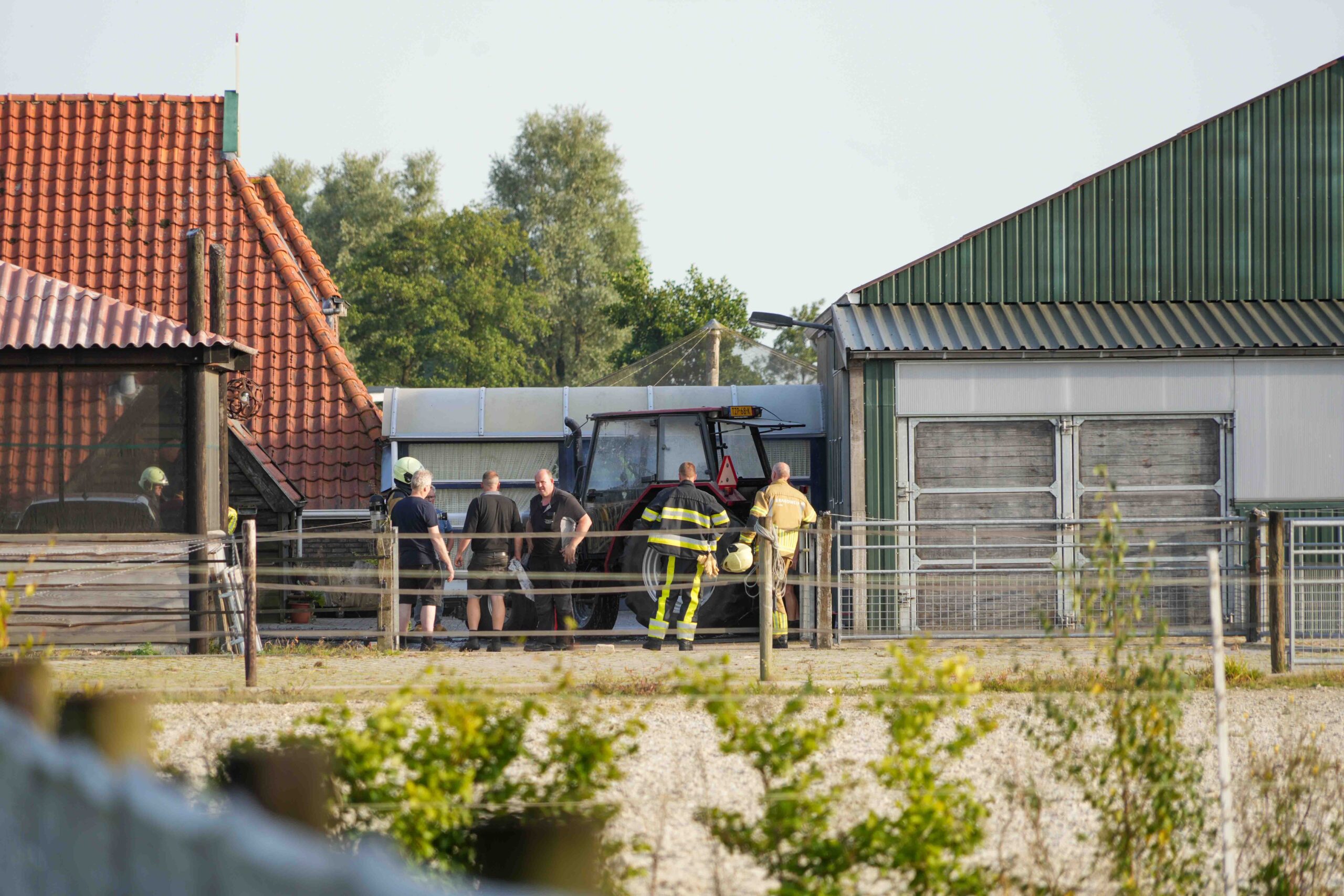 Trekker vliegt in brand op boerenerf