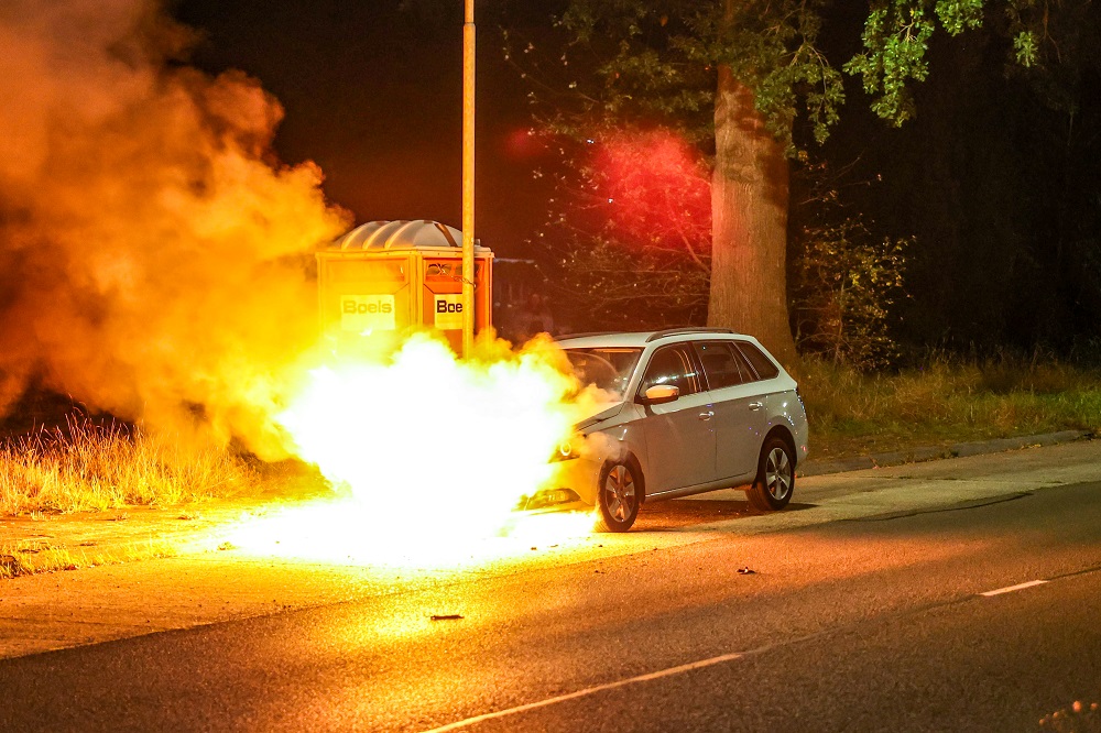 Auto in lichterlaaie, vuur snel onder controle