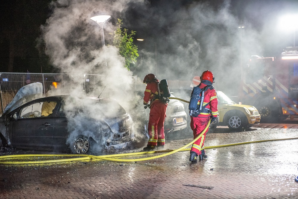 Twee auto’s beschadigd door brand, oorzaak nog onbekend