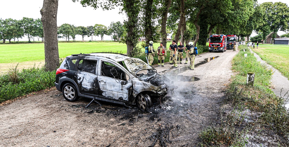 Auto vliegt in brand na botsing tegen boom