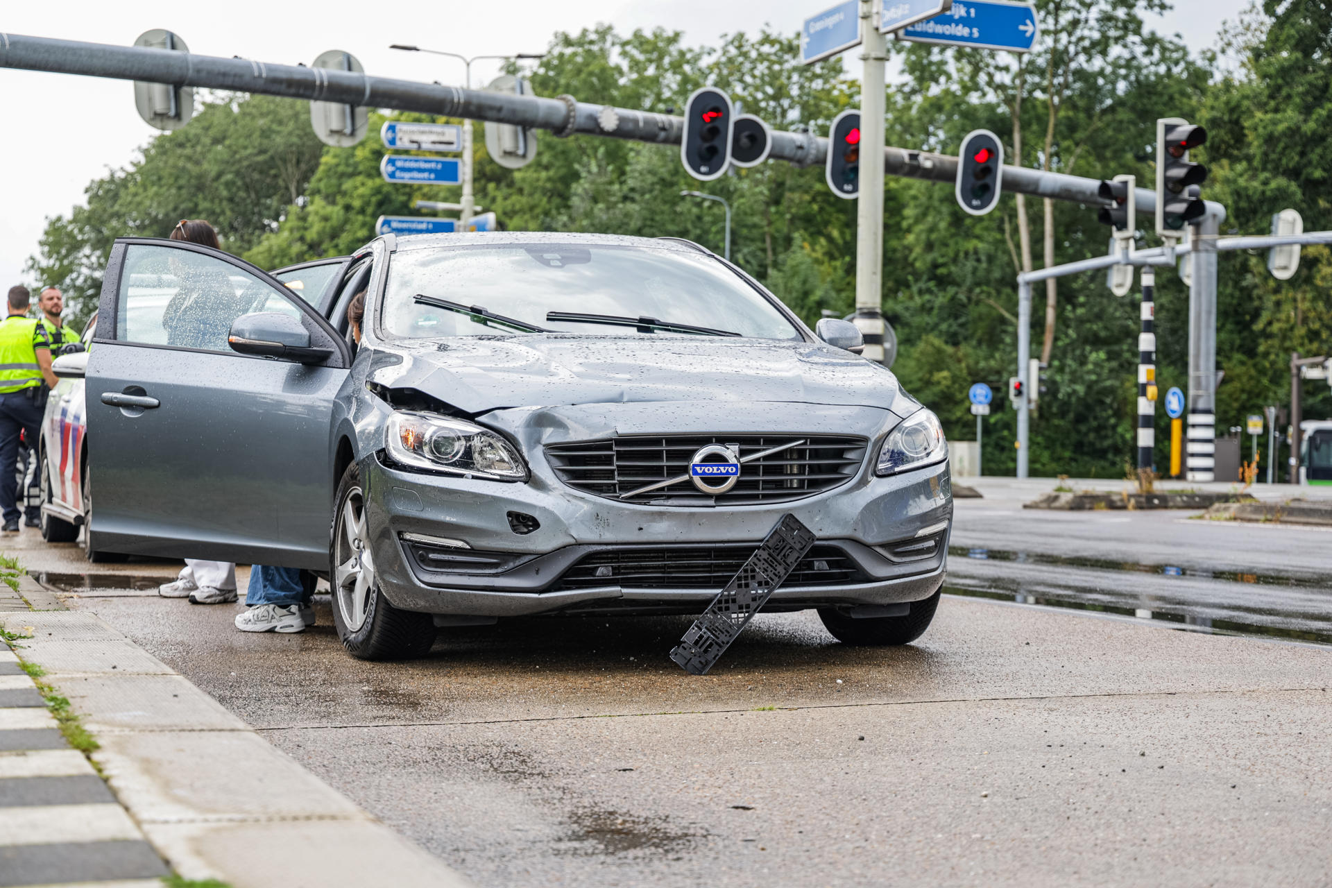 Schade na ongeval tussen twee voertuigen