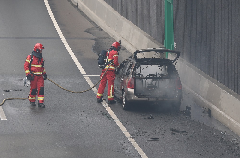 N7 in beide richtingen dicht door autobrand