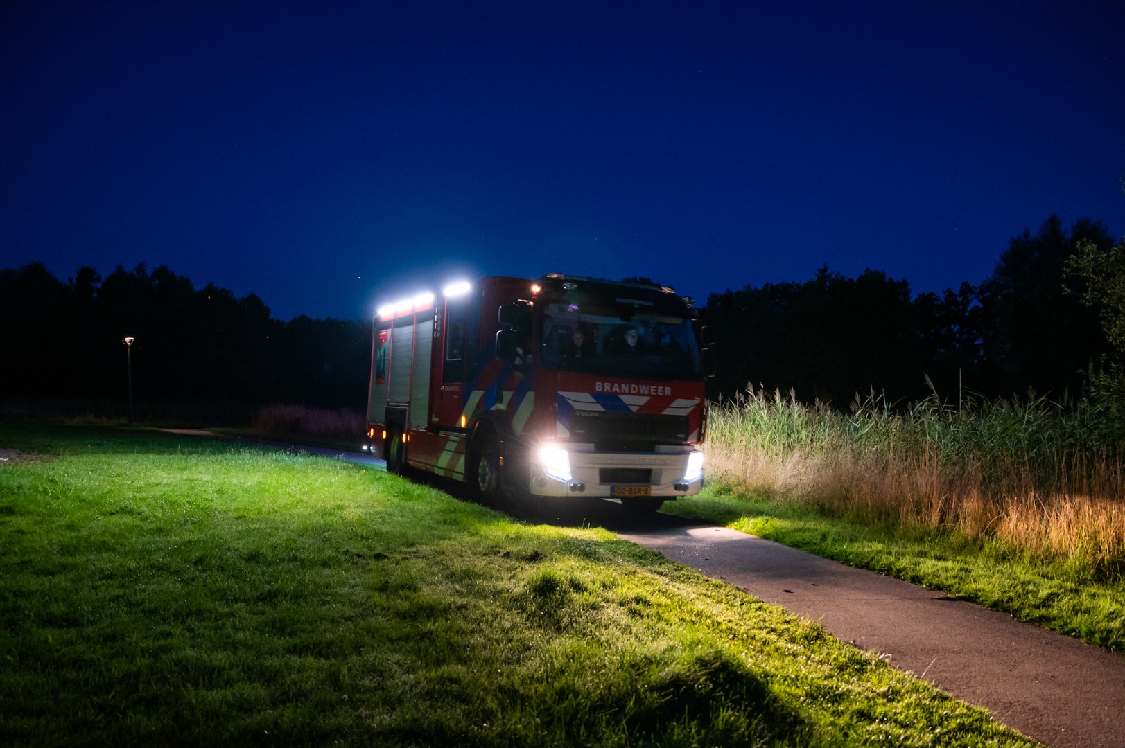 Brandweer blust mogelijk aangestoken pallet