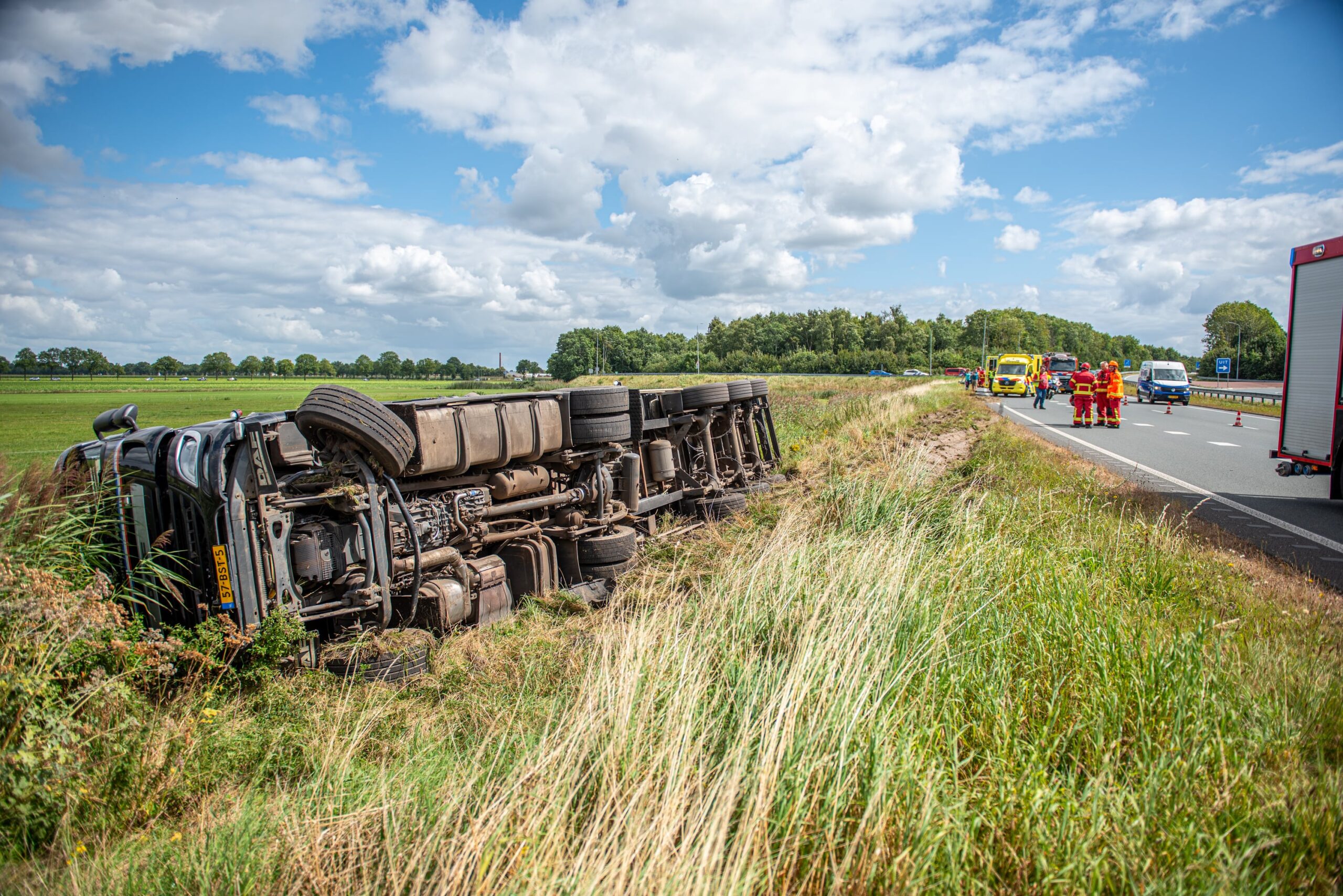 Vrachtwagen gekanteld in berm; weg volledig afgesloten