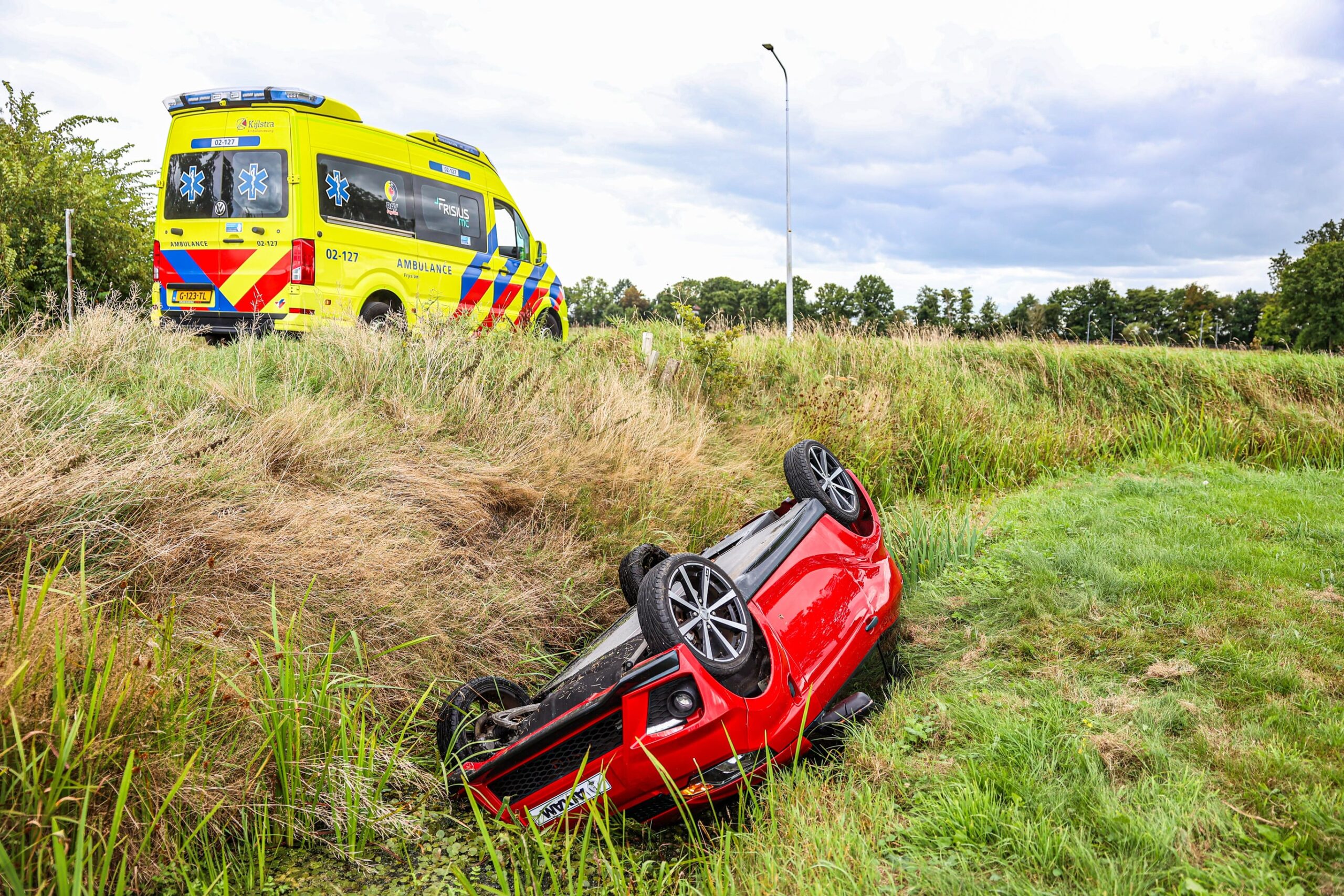 Brommobiel komt in sloot terecht