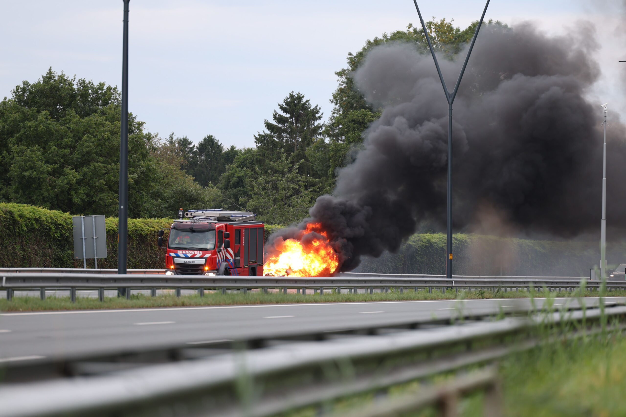 Auto brandt volledig uit