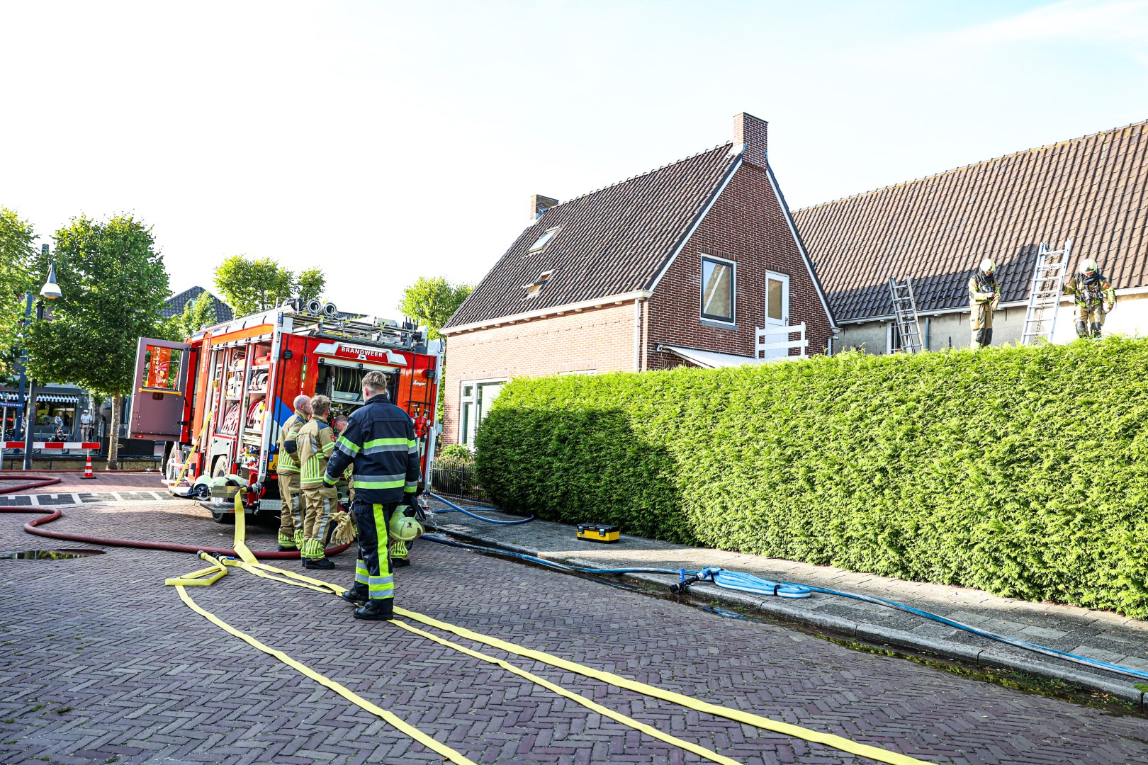 Motor in brand tussen woningen snel geblust