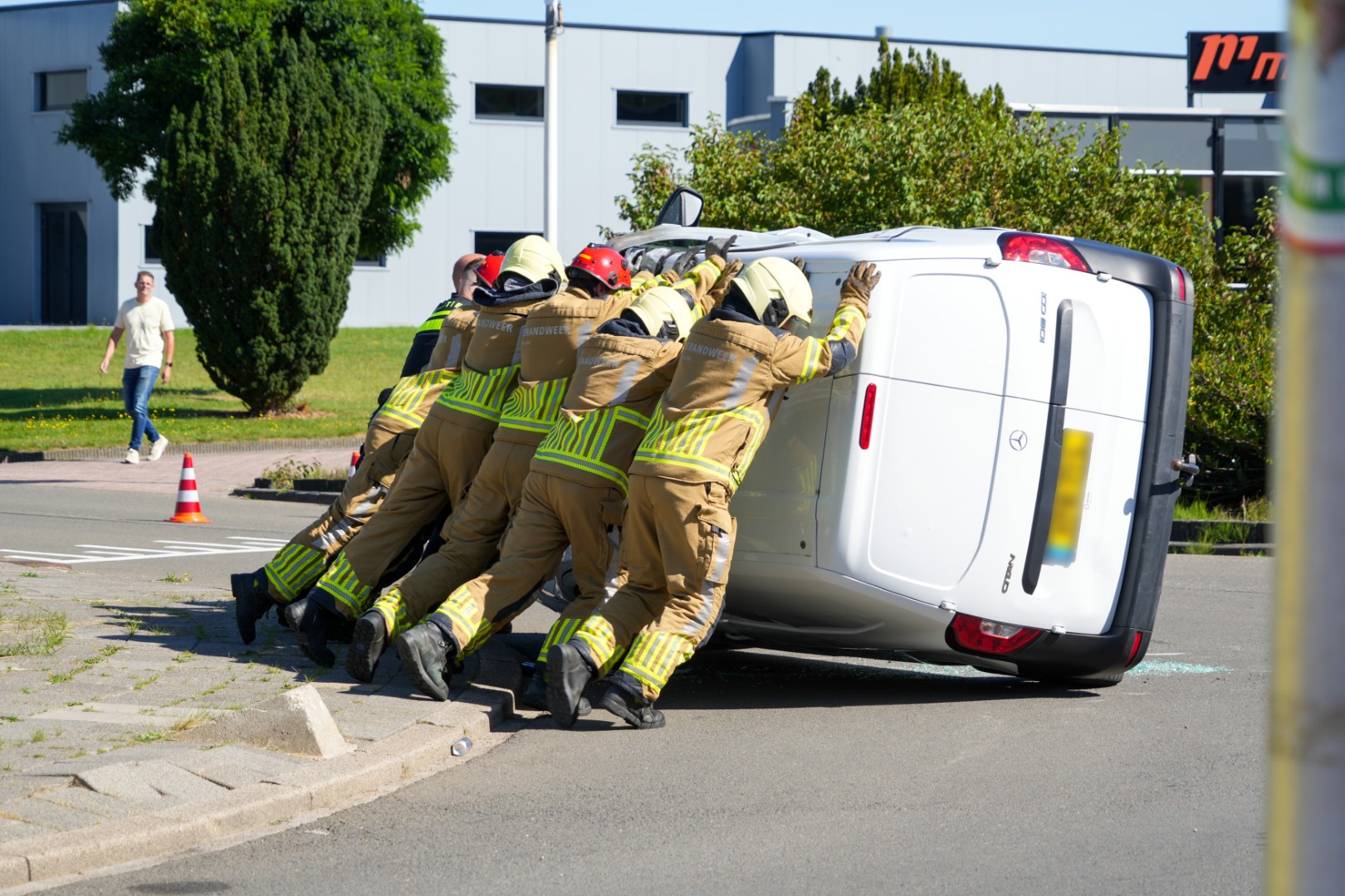 Twee auto’s met elkaar in botsing, één auto belandt op zijkant