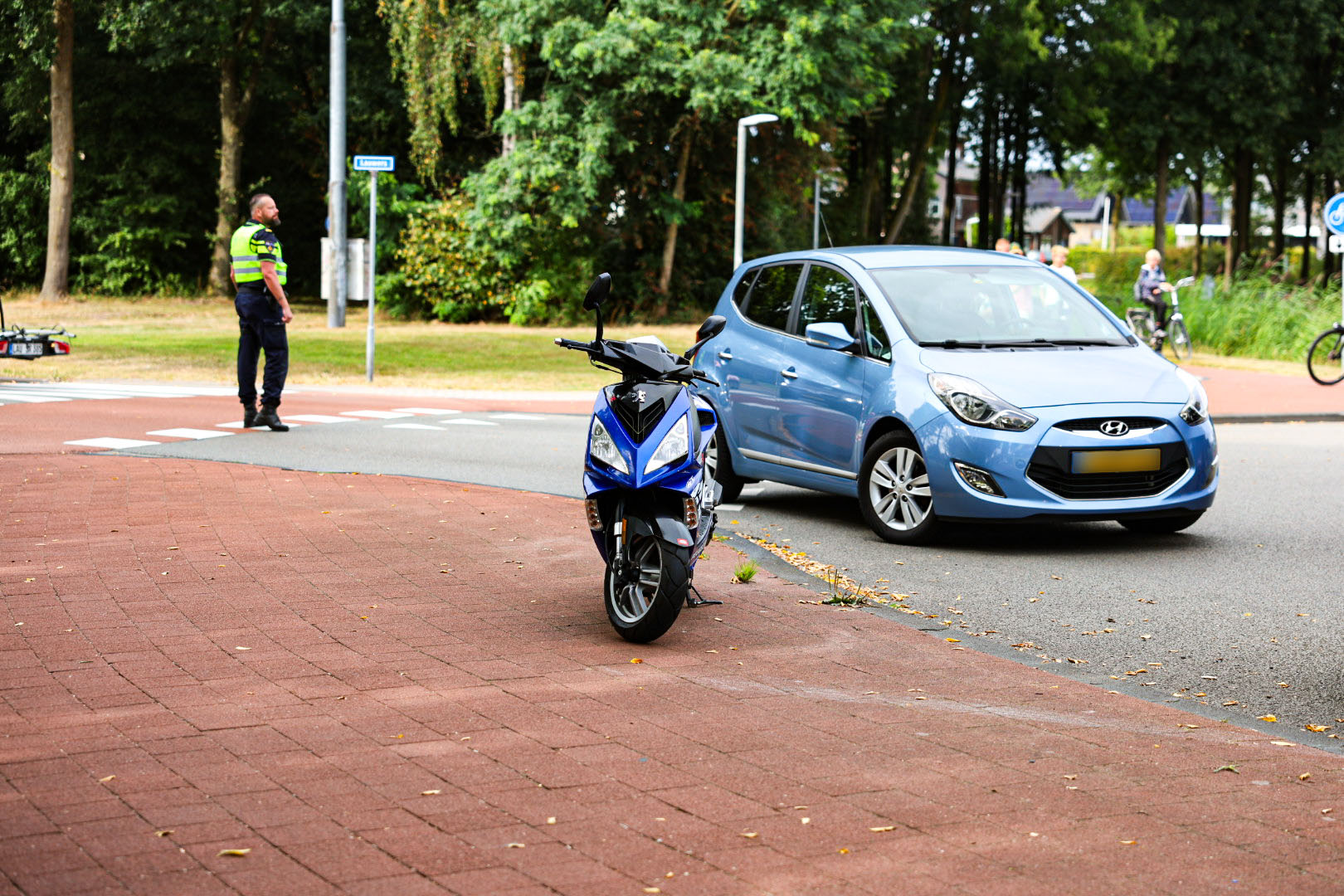 Scooterrijdster gewond na val op rotonde