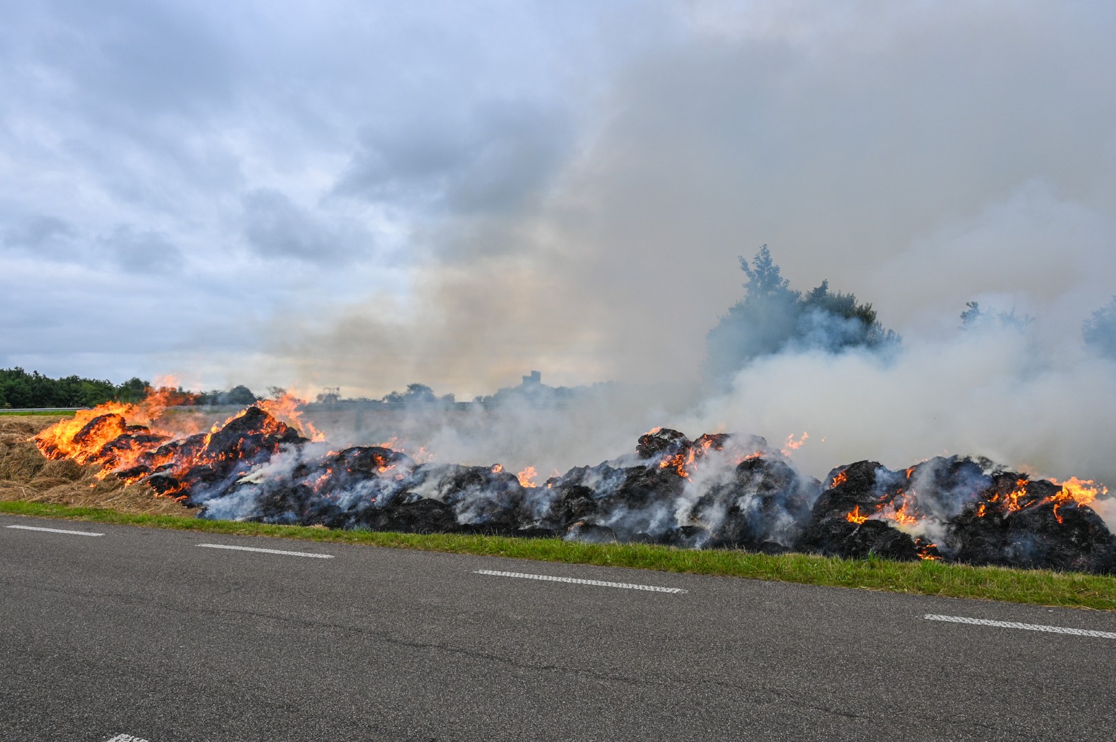 Grote grasbult in brand zorgt voor hinder op snelweg