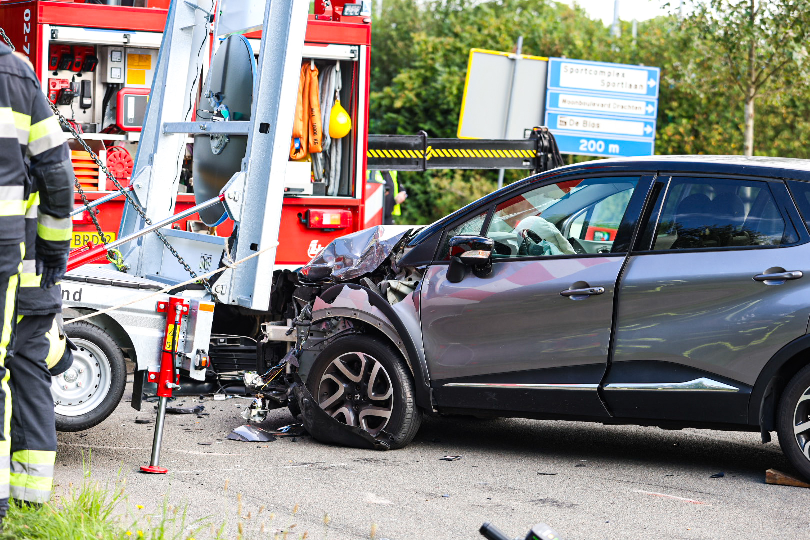 Automobilist botst op pijlwagen, traumahelikopter gealarmeerd