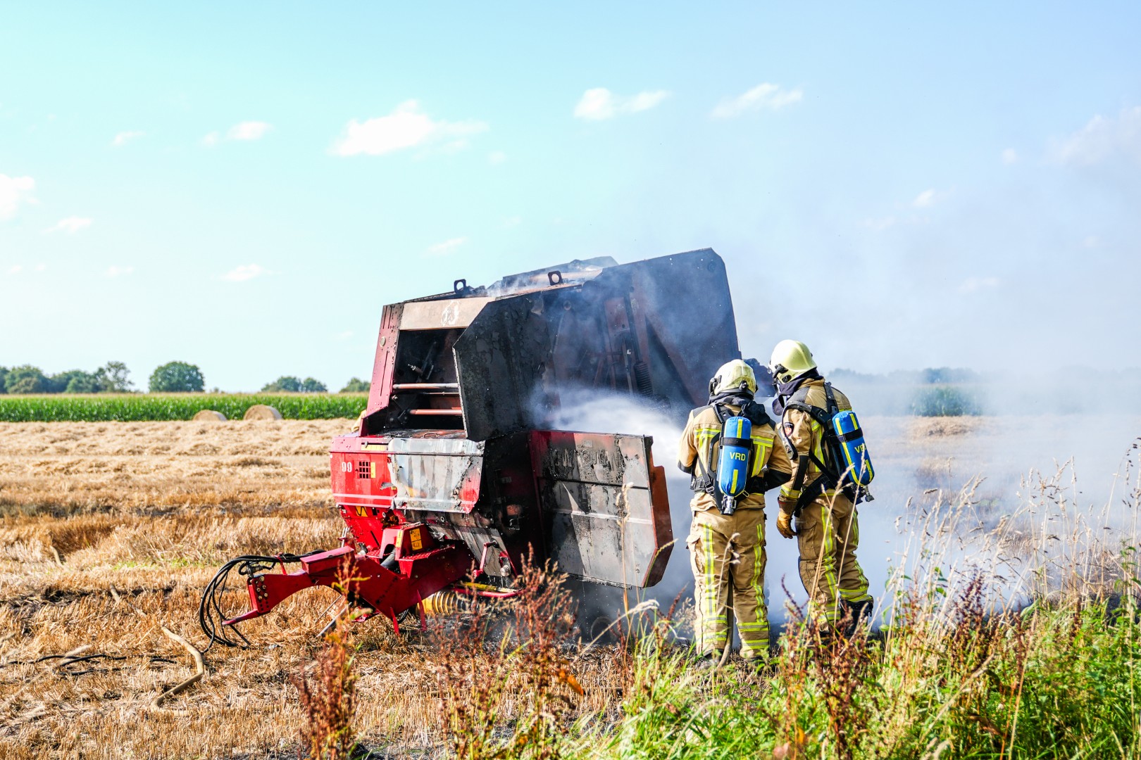 Balenpers volledig uitgebrand op land