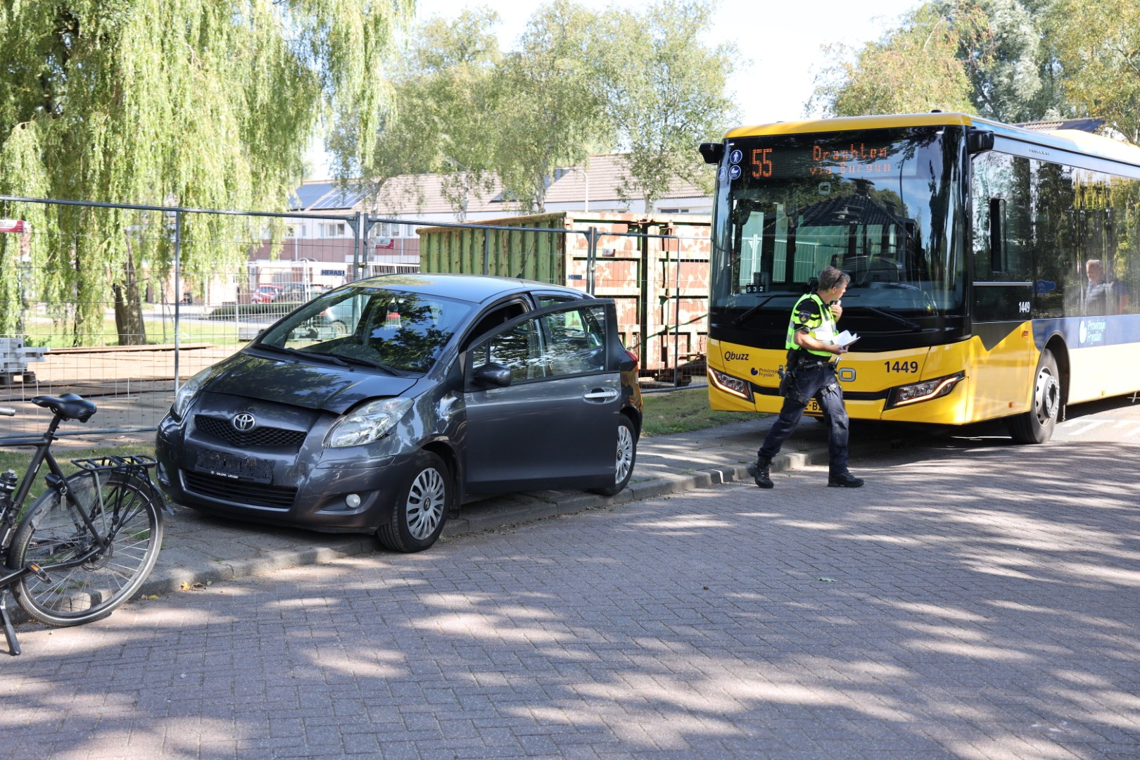 Automobiliste botst achterop lijnbus