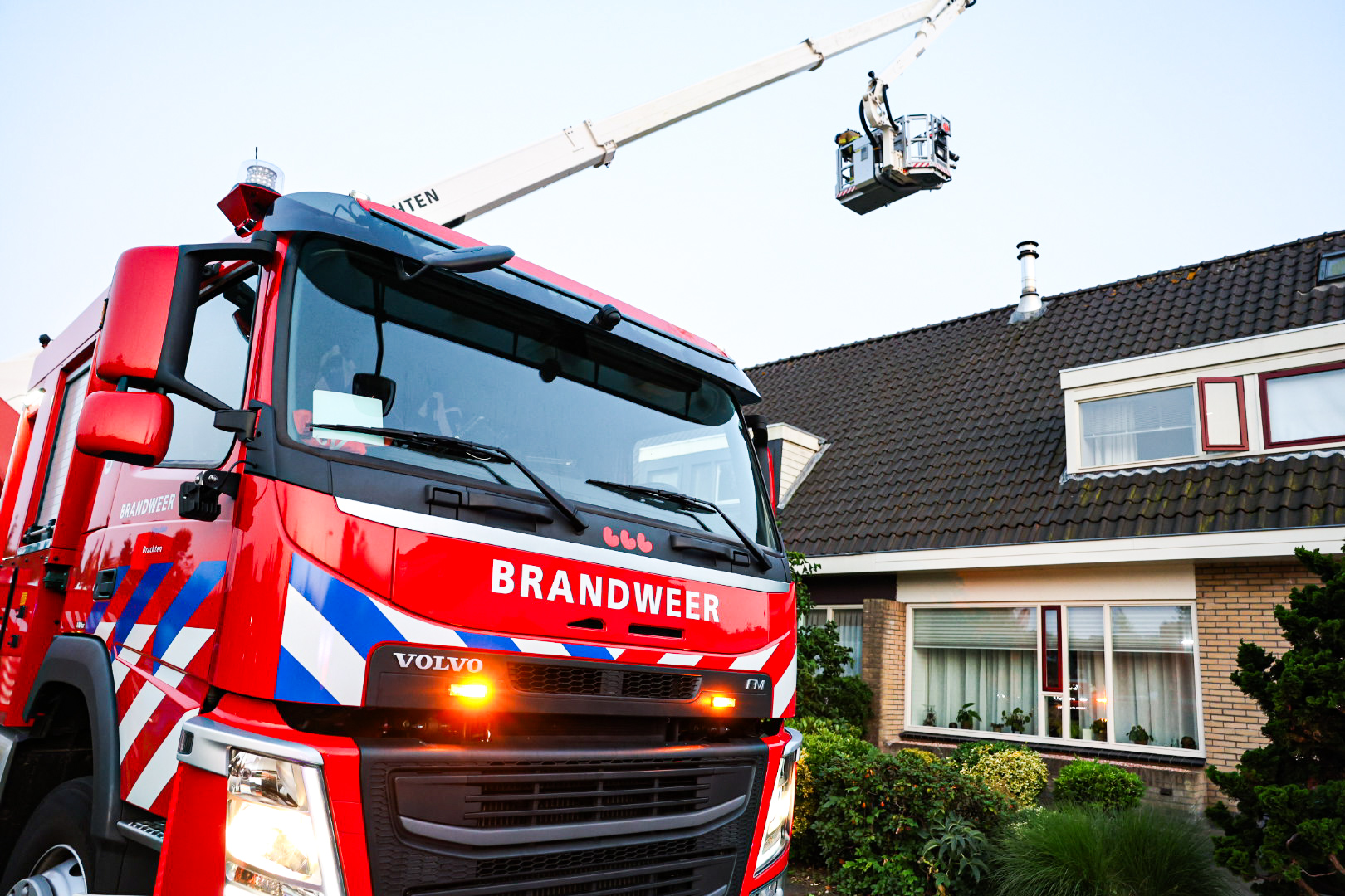 Woning ontruimd na dakbrand met flinke rookontwikkeling