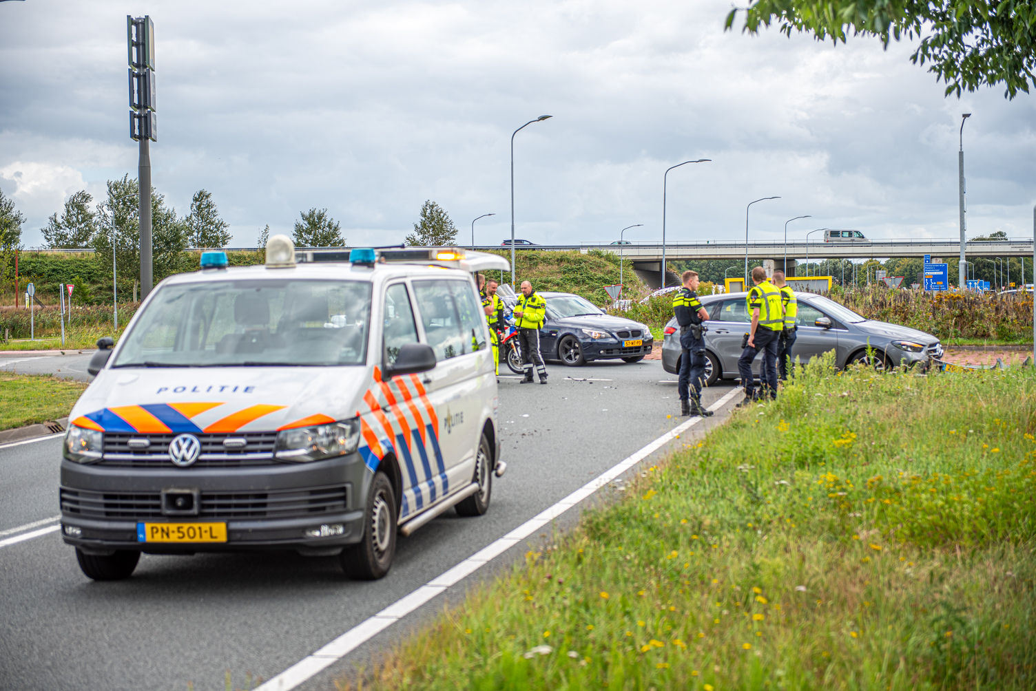 Auto en politiebusje botsen met elkaar
