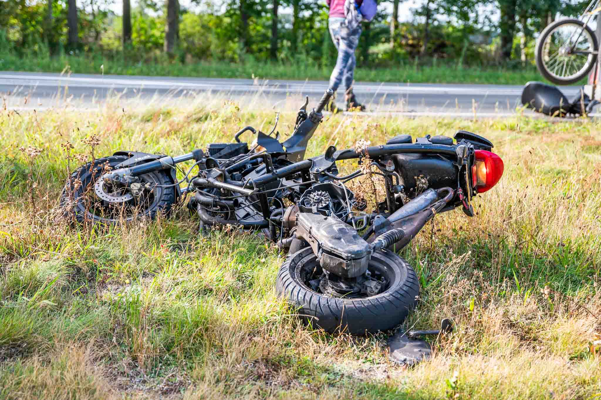 Scooterrijder zwaar gewond na botsing met auto en paardentrailer