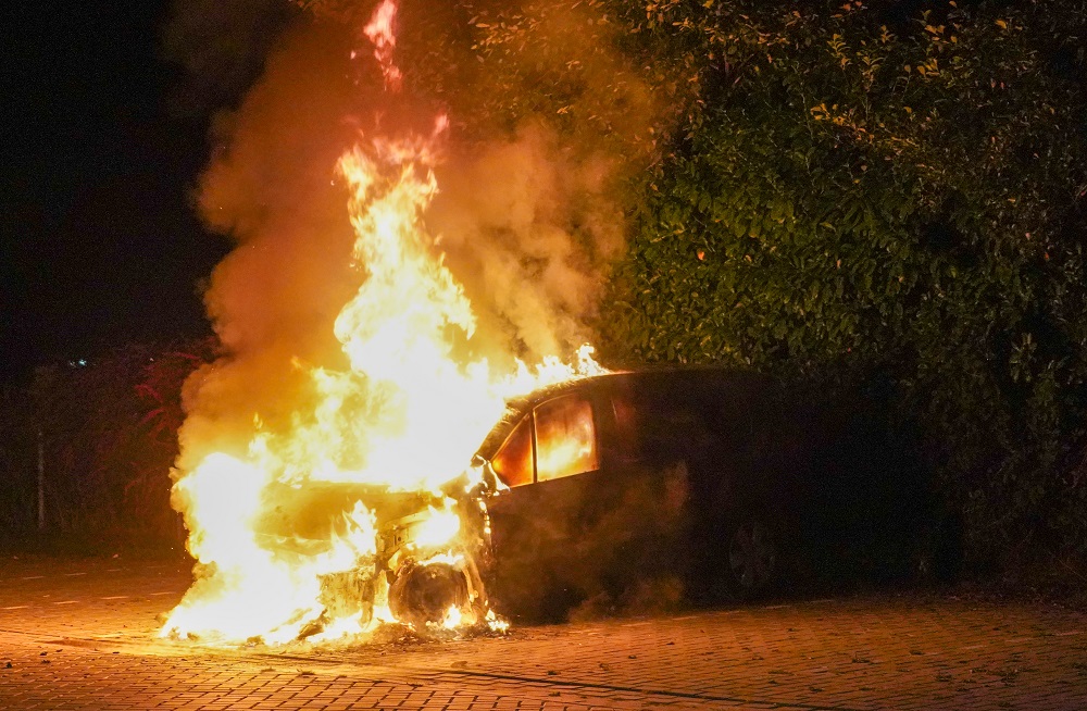 Geparkeerde auto volledig uitgebrand