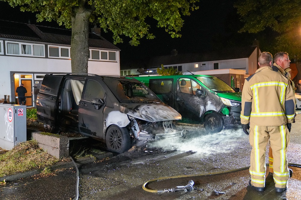 Twee bestelbussen beschadigd door brand
