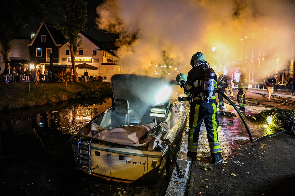 Boot vliegt in brand in centrum van Heerenveen