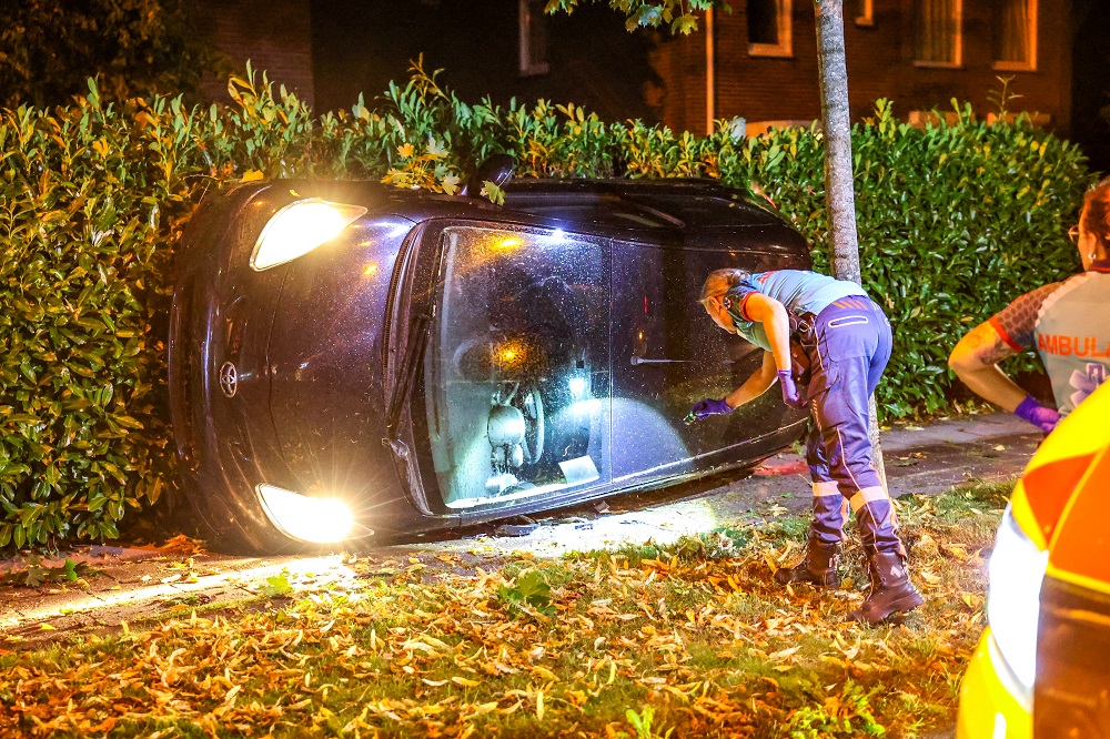 Auto kantelt na crash, bestuurder verdacht van drugsgebruik