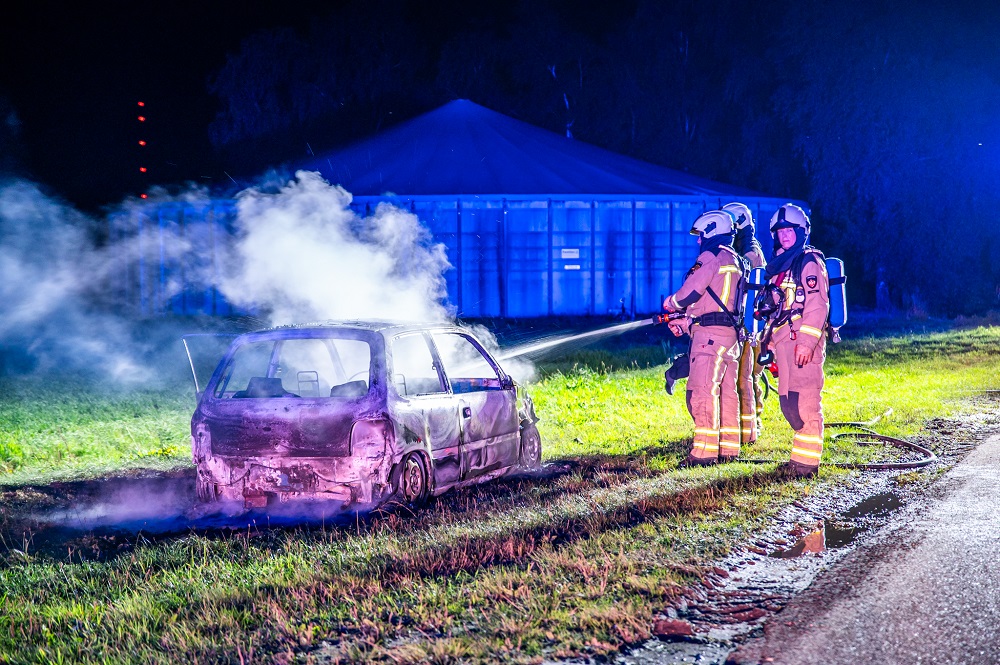 Auto tot het karkas toe uitgebrand
