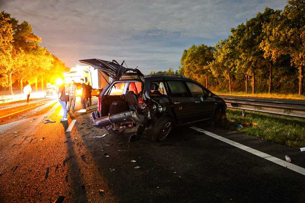 Ravage op snelweg na ongeval, één persoon aangehouden