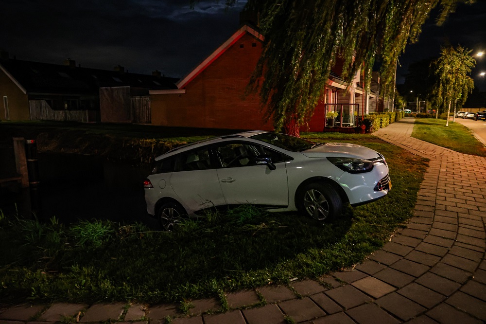 Auto in greppel, bestuurder mogelijk onder invloed